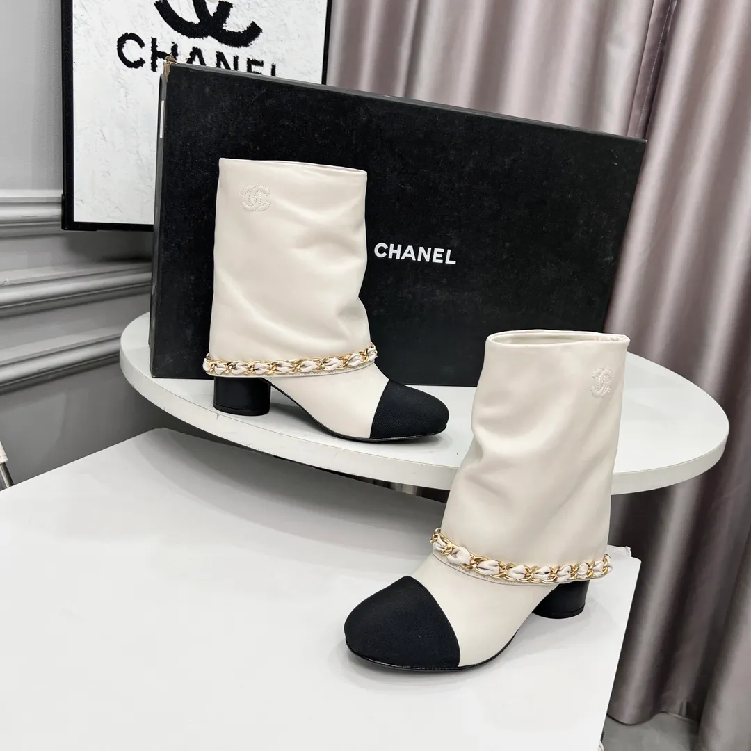 👟👟Ex-factory price 980👟👟 High version of Chanel CHANEL, 🌞🌞🌞Xiaoxiang’s latest boots for autumn and winter 2025, a must-have item for this autumn and winter! ! Ms. Chanel loves simple yet irresistible combinations to show her unique style. Mix and match freely to shine⚡Follow Grandma’s fashion steps! ! ! The top-notch craftsmanship and texture are perfectly presented. No matter any details, you can compare them with the counters. The best quality products can be entered and exited from the counters at will! ! ❶Material: imported cowhide ❷Inner lining: cowhide lining ❸Feet: cowhide lining ❹Outsole: original Italian leather outsole ❺Heel height: 5.5cm ❻Boot shaft height: 8 inches ❼Number: 35-40 (40 and 41 are customized and cannot be returned)